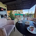 Alma's At דירה