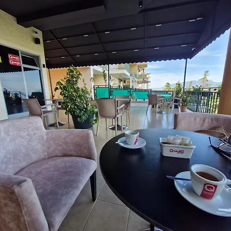 Alma's At شقة
